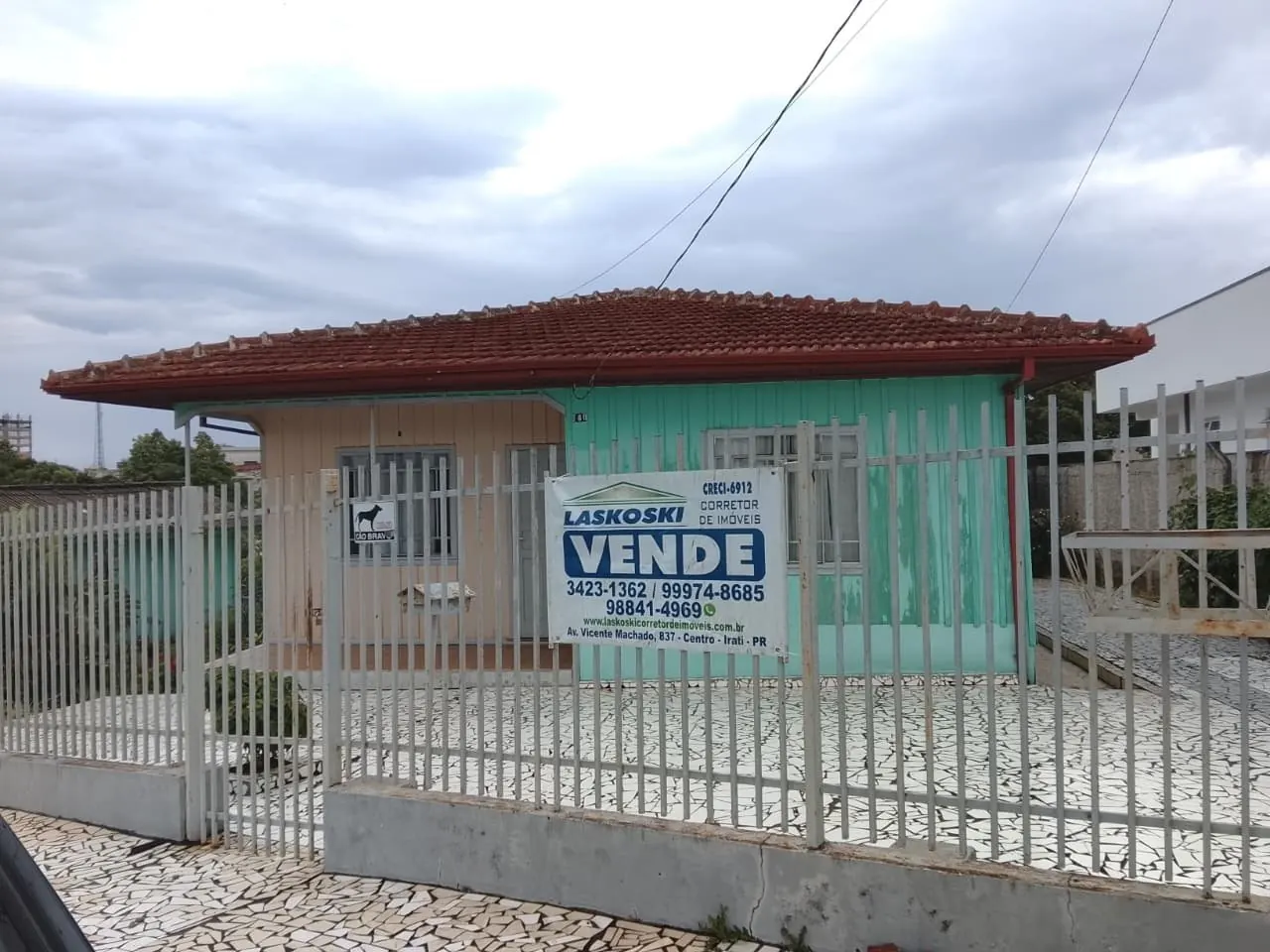 Terreno de 702 m² com casa de madeira no Centro à venda em Irati, foto 1