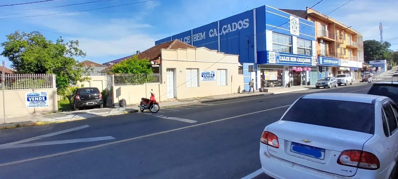 Terreno central de 431 m² com casa à venda em Irati, foto 1